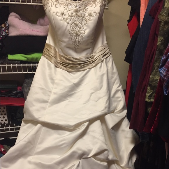Wedding Dress - Picture 2 of 4
